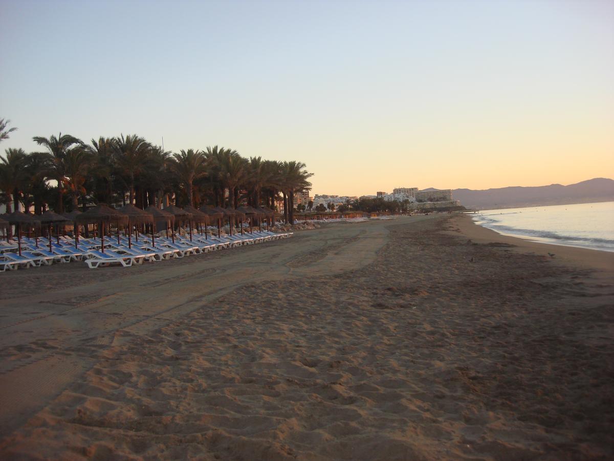 Apartamento Holidays On The Beach Торемолинос Екстериор снимка