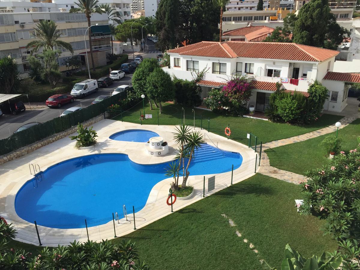 Apartamento Holidays On The Beach Торемолинос Екстериор снимка