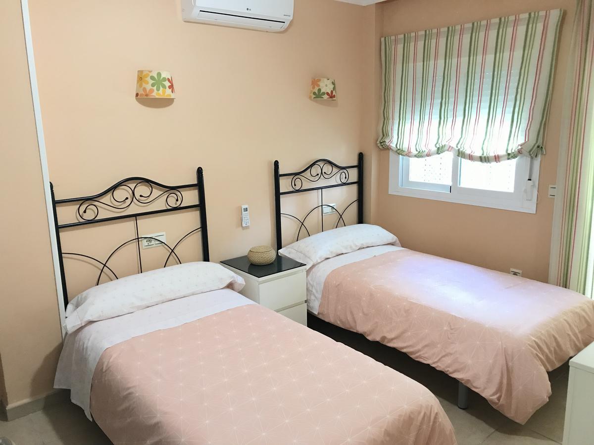 Apartamento Holidays On The Beach Торемолинос Екстериор снимка