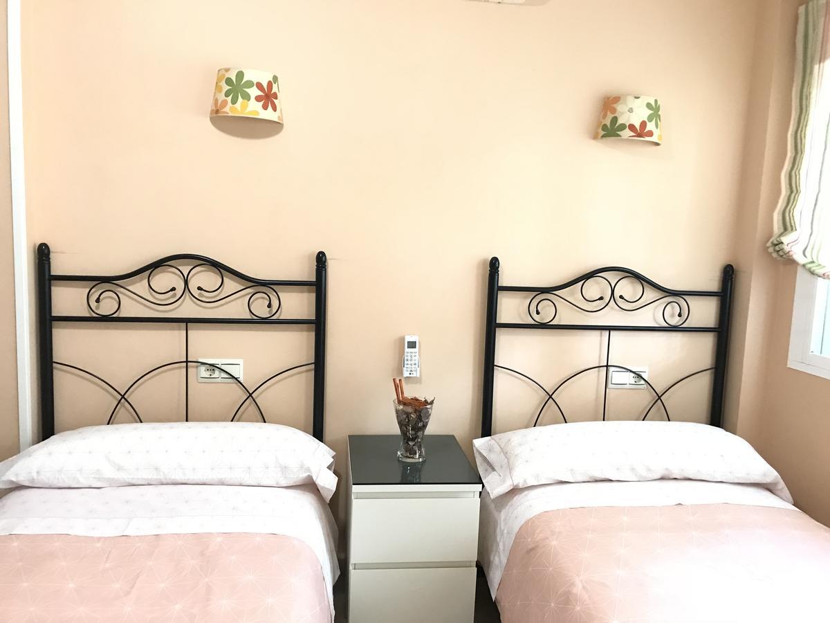 Apartamento Holidays On The Beach Торемолинос Екстериор снимка